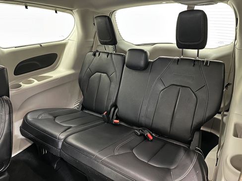 Used 2022 Chrysler Pacifica Touring-L FWD image 28