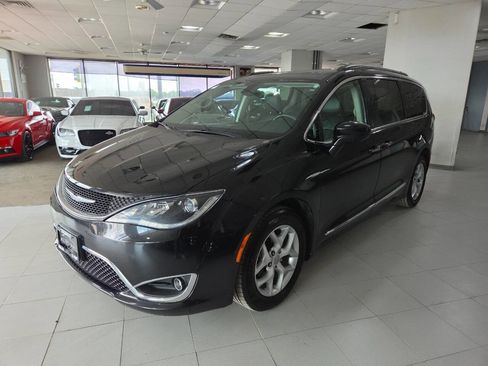 Used 2017 Chrysler Pacifica Touring-L w/ Tire & Wheel Group FWD image 3