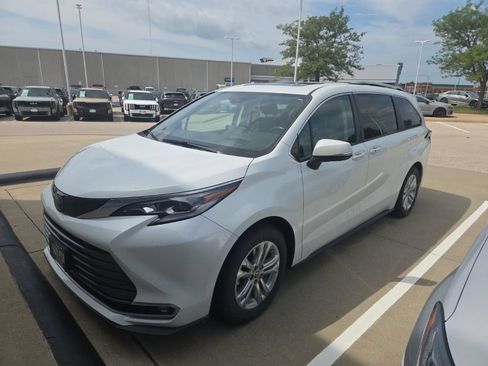 Used 2022 Toyota Sienna Platinum AWD/4WD image 4
