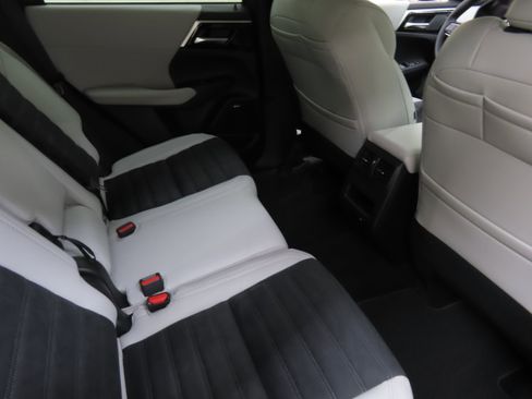 New 2025 Mitsubishi Outlander SE image 23