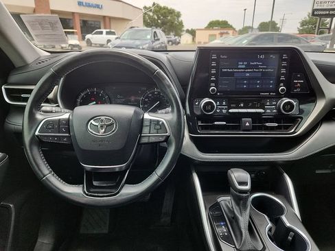 Used 2021 Toyota Highlander XLE FWD image 12