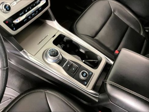 Used 2022 Ford Explorer XLT w/ Equipment Group 202A AWD/4WD image 17