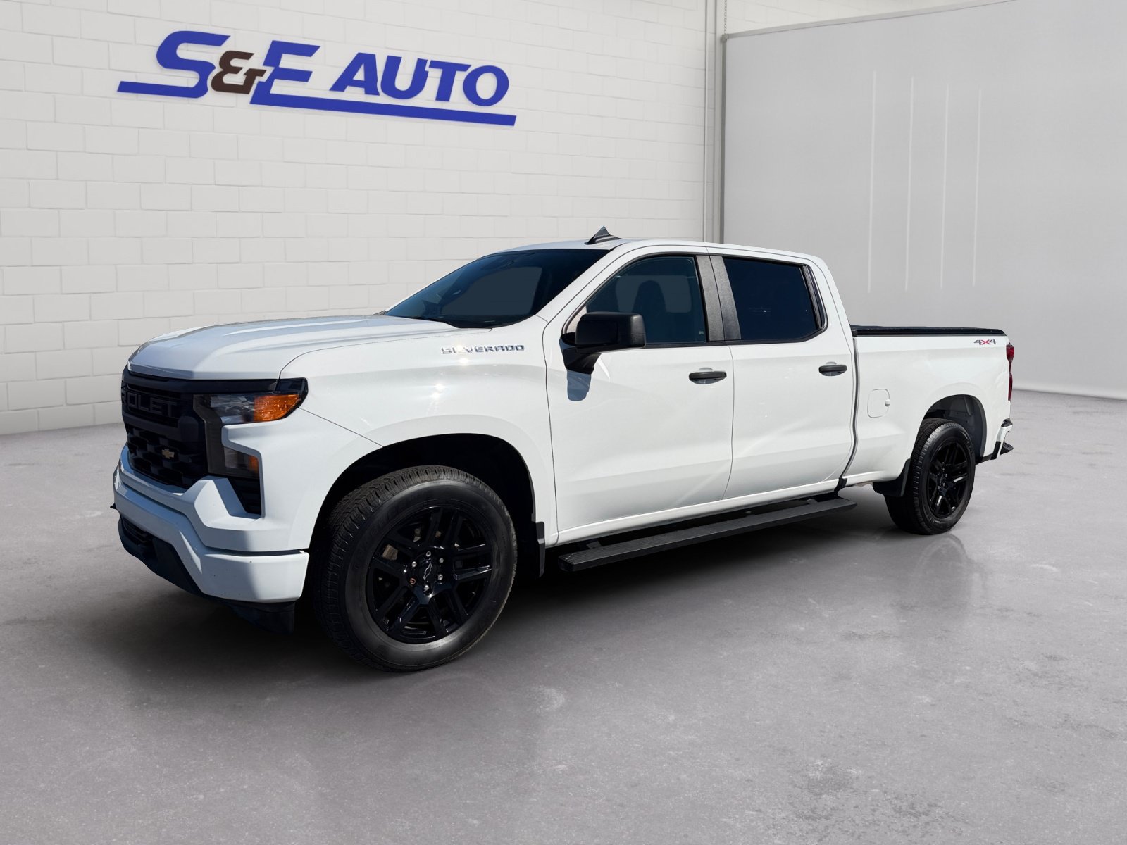 Used 2024 Chevrolet Silverado 1500 Custom AWD/4WD image 1