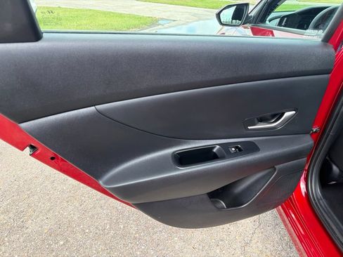 Used 2025 Hyundai Elantra SE FWD image 15