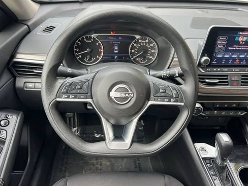 Used 2024 Nissan Altima 2.5 SV FWD image 17