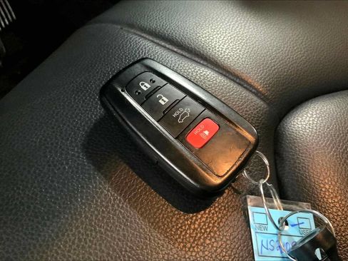 Used 2022 Toyota Highlander XLE AWD/4WD image 15