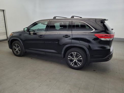 Used 2019 Toyota Highlander LE AWD/4WD image 3