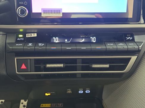 Used 2025 Toyota Camry SE image 21