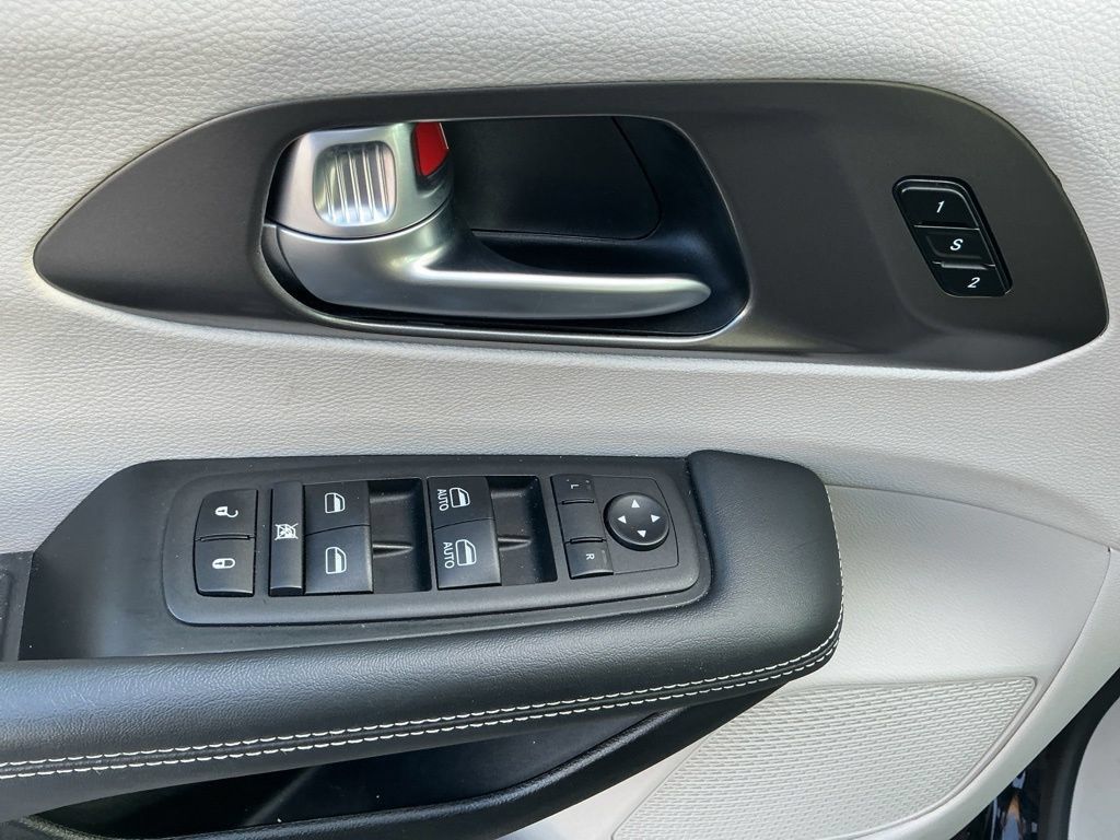 Used 2024 Chrysler Pacifica Touring-L FWD image 28