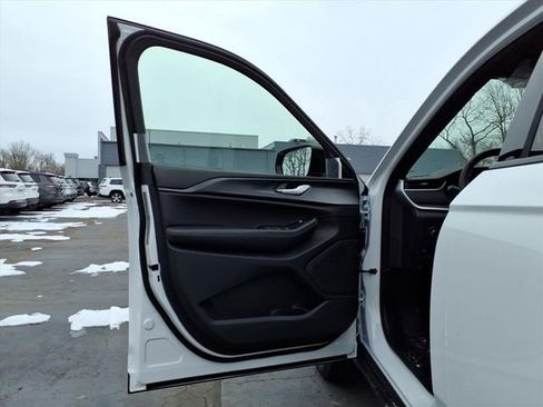 New 2025 Jeep Grand Cherokee Altitude image 16