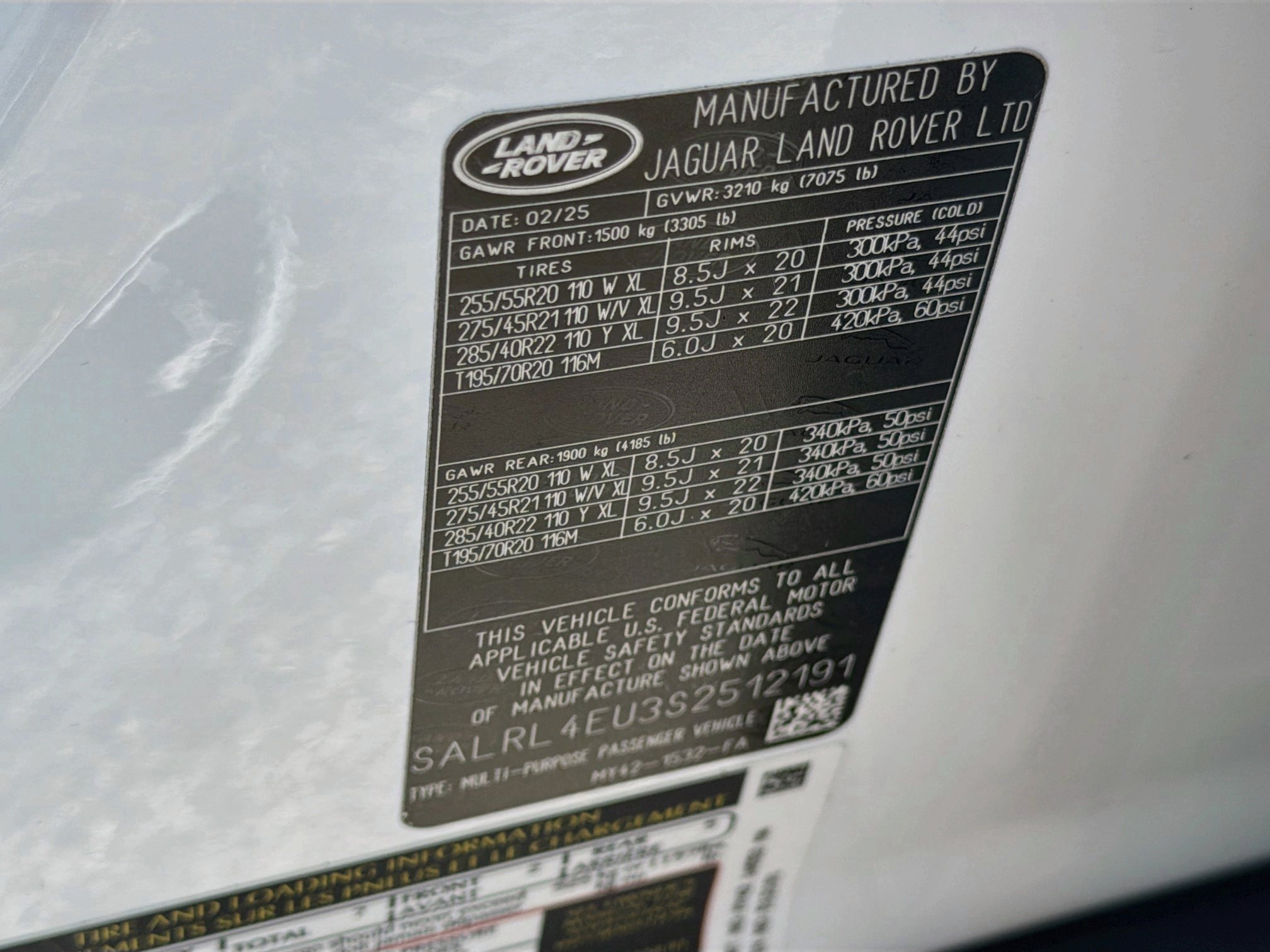 Used 2025 Land Rover Discovery Dynamic SE AWD/4WD image 46