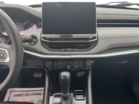 Used 2024 Jeep Compass Latitude image 13