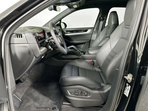 Certified 2025 Porsche Cayenne image 5