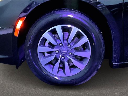 Used 2024 Chrysler Pacifica Select image 8