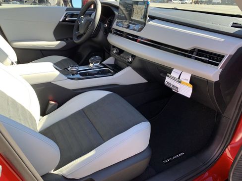 New 2025 Mitsubishi Outlander SE image 26