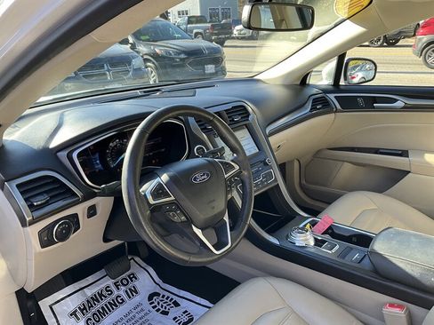 Used 2017 Ford Fusion SE w/ Fusion SE Technology Package image 17