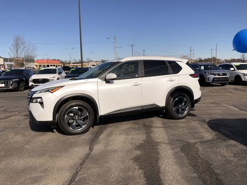 Used 2025 Nissan Rogue SV w/ SV Premium Package image 3