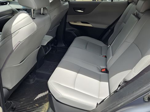 Used 2023 Toyota Venza XLE AWD/4WD image 9