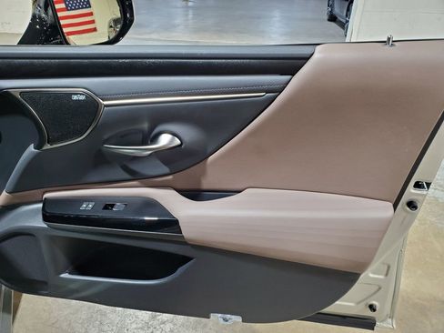 Used 2022 Lexus ES 300h Ultra Luxury w/ Accessory Package 2 image 17