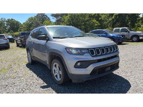 Used 2024 Jeep Compass Latitude w/ Convenience Group AWD/4WD image 2
