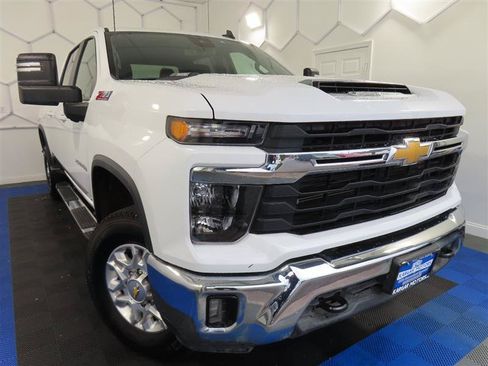 Used 2025 Chevrolet Silverado 2500 LT AWD/4WD image 2