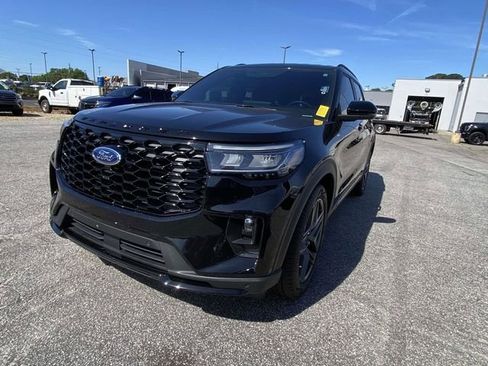 Used 2025 Ford Explorer ST-Line w/ Premium Package RWD image 3