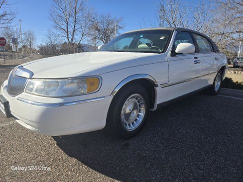 Used 1999 Lincoln Town Car Executive image 3