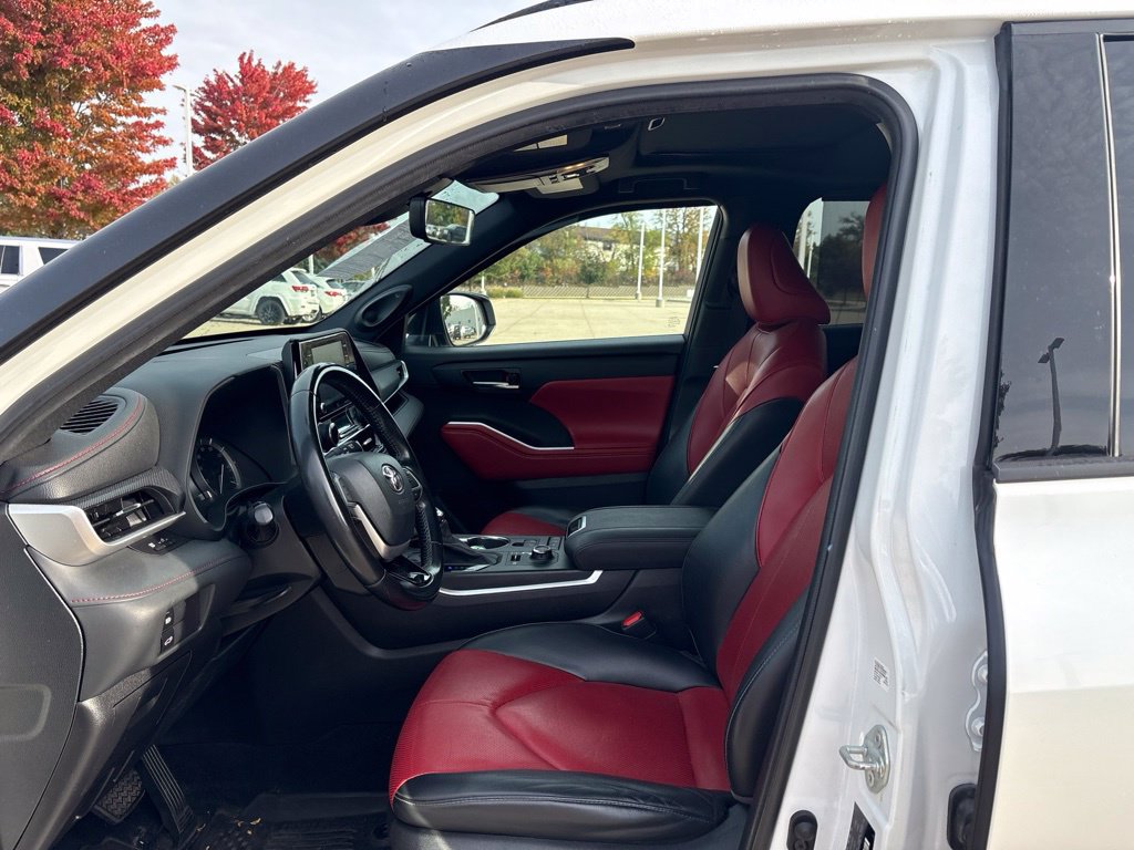 Used 2022 Toyota Highlander XSE AWD/4WD image 11