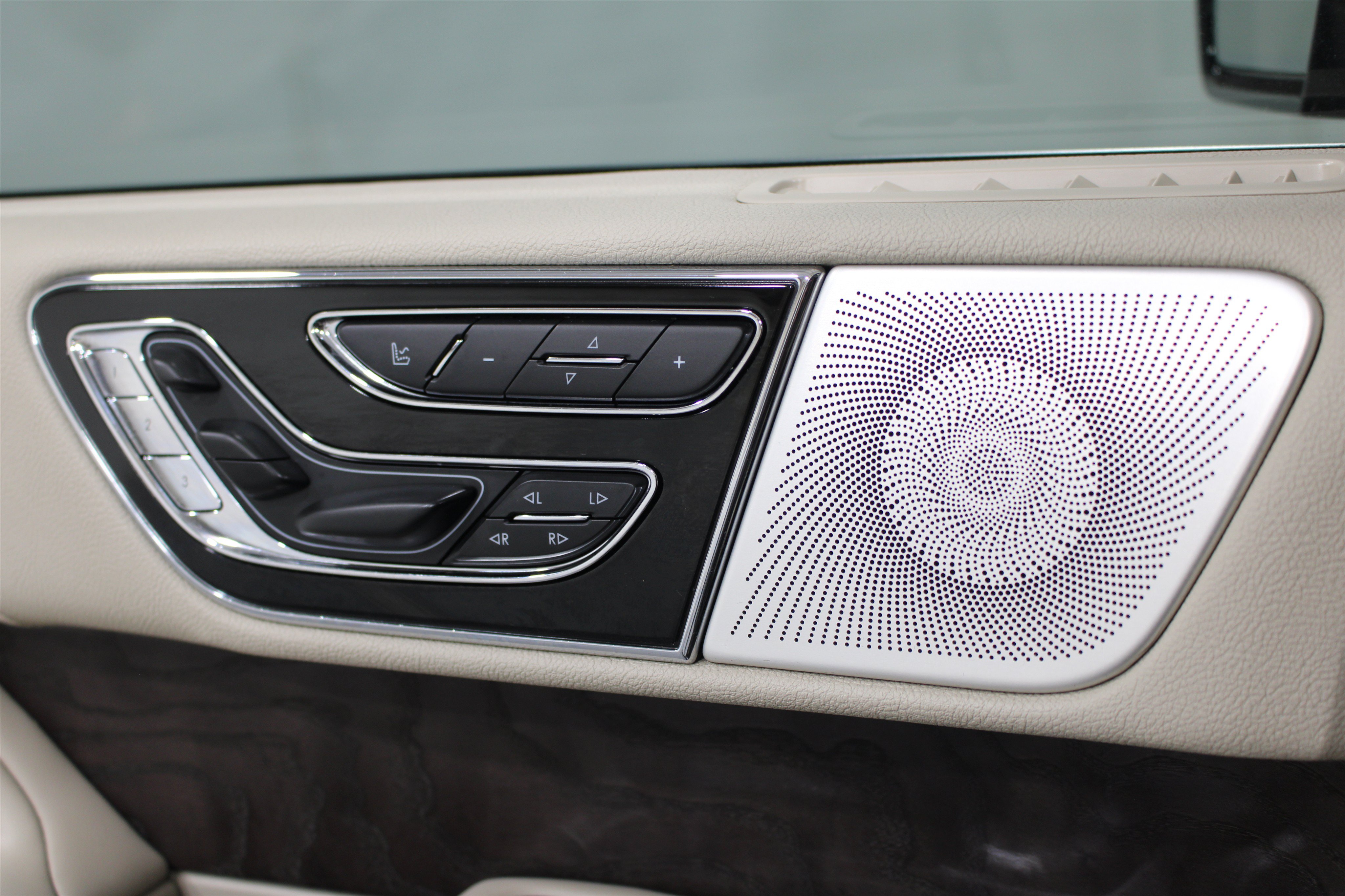 Used 2021 Lincoln Navigator L Reserve AWD/4WD image 7