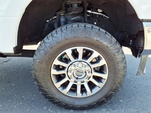 Used 2021 Ford F250 Lariat w/ Lariat Value Package AWD/4WD image 9