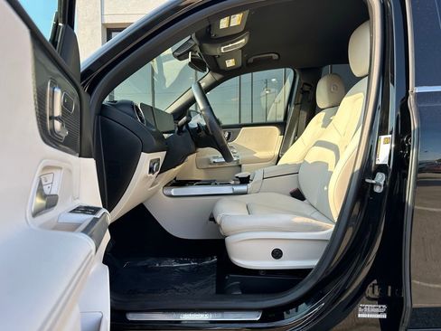 Used 2023 Mercedes-Benz GLB 250 4MATIC w/ Premium Package image 21