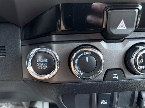 Used 2018 Toyota Tacoma TRD Sport AWD/4WD image 29
