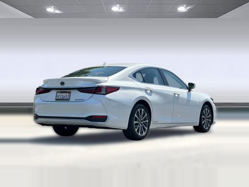 Used 2022 Lexus ES 300h w/ Accessory Package FWD image 8
