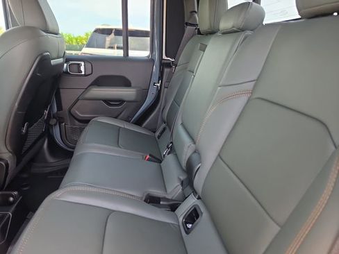 Used 2025 Jeep Gladiator Mojave AWD/4WD image 9