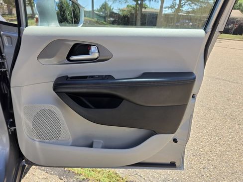Used 2018 Chrysler Pacifica Limited FWD image 18