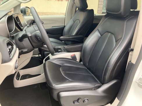 Used 2023 Chrysler Pacifica Touring-L FWD image 9