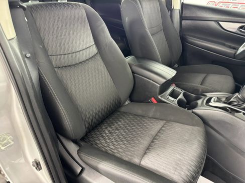 Used 2020 Nissan Rogue SV image 35