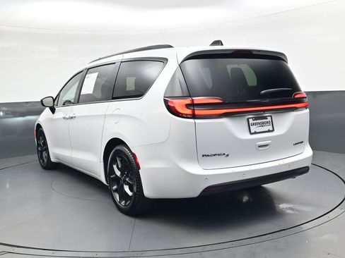 Used 2025 Chrysler Pacifica Limited FWD image 4