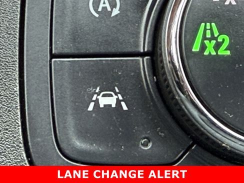 Used 2022 Chevrolet Traverse LT image 24