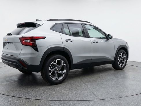 Used 2025 Chevrolet Trax LT w/ LT Convenience Package image 9