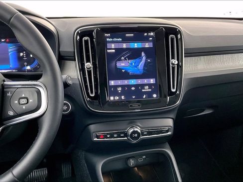 Certified 2025 Volvo XC40 B5 Core image 9