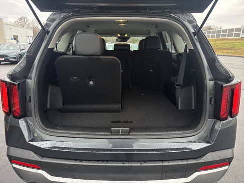 Used 2024 Kia Sorento S image 12