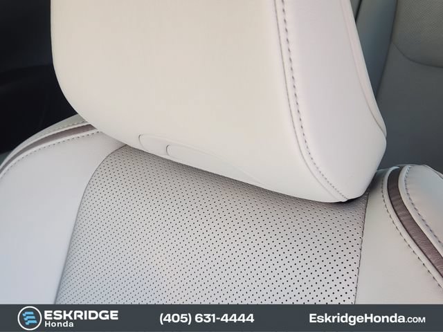 Used 2024 Toyota Prius Limited w/ Limited Premium Package FWD image 16