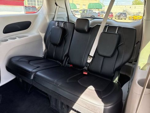 Used 2024 Chrysler Pacifica Touring-L FWD image 22