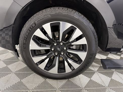 Used 2025 Ford Expedition Platinum w/ Driver's Package image 12