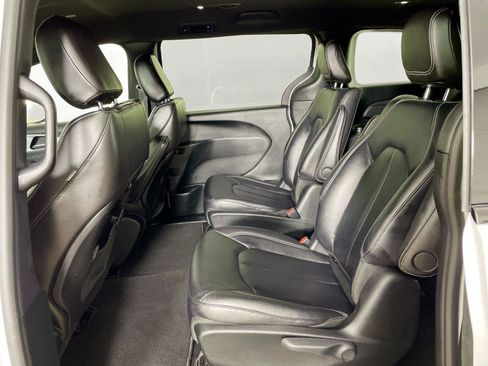 Used 2024 Chrysler Pacifica Limited FWD image 11