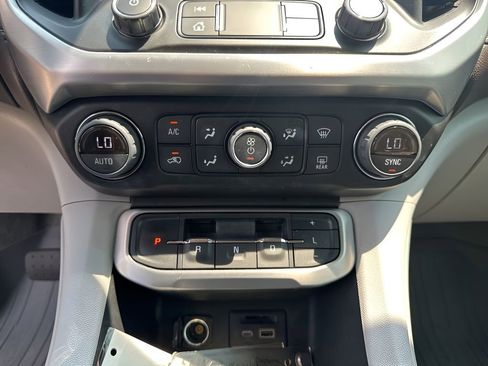 Used 2023 GMC Acadia SLT w/ Preferred Package image 38