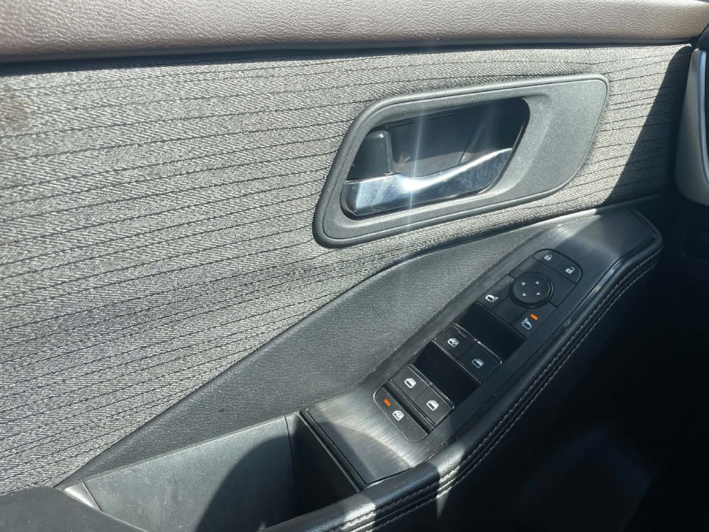 Used 2023 Nissan Rogue SV FWD image 23