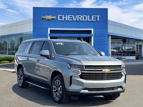 Certified 2023 Chevrolet Suburban LT w/ Luxury Package AWD/4WD image 6