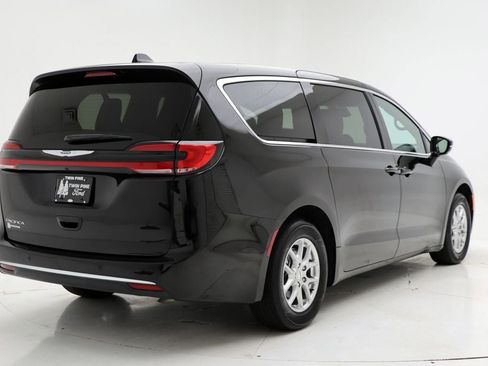 Used 2025 Chrysler Pacifica Select image 8